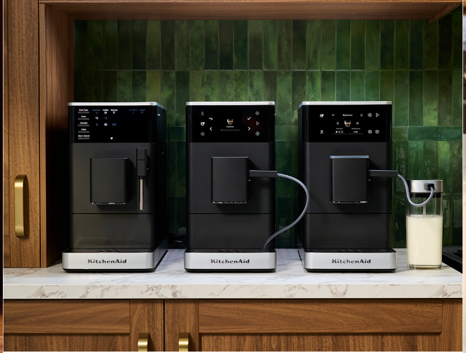 Café glacé simplifié : machines à espresso entièrement automatiques de KitchenAidMD avec mode café glacé